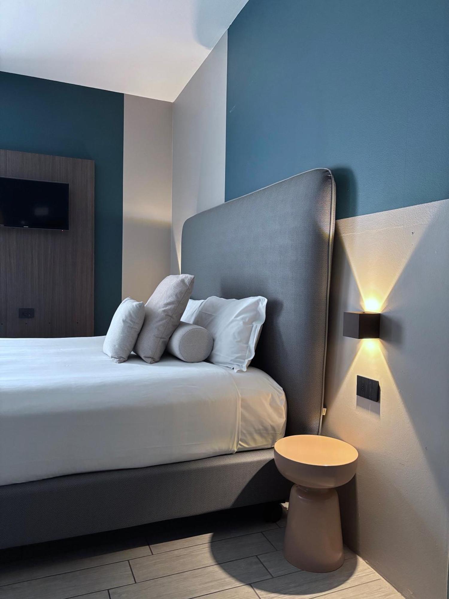 Av Hotel Milano, Milan